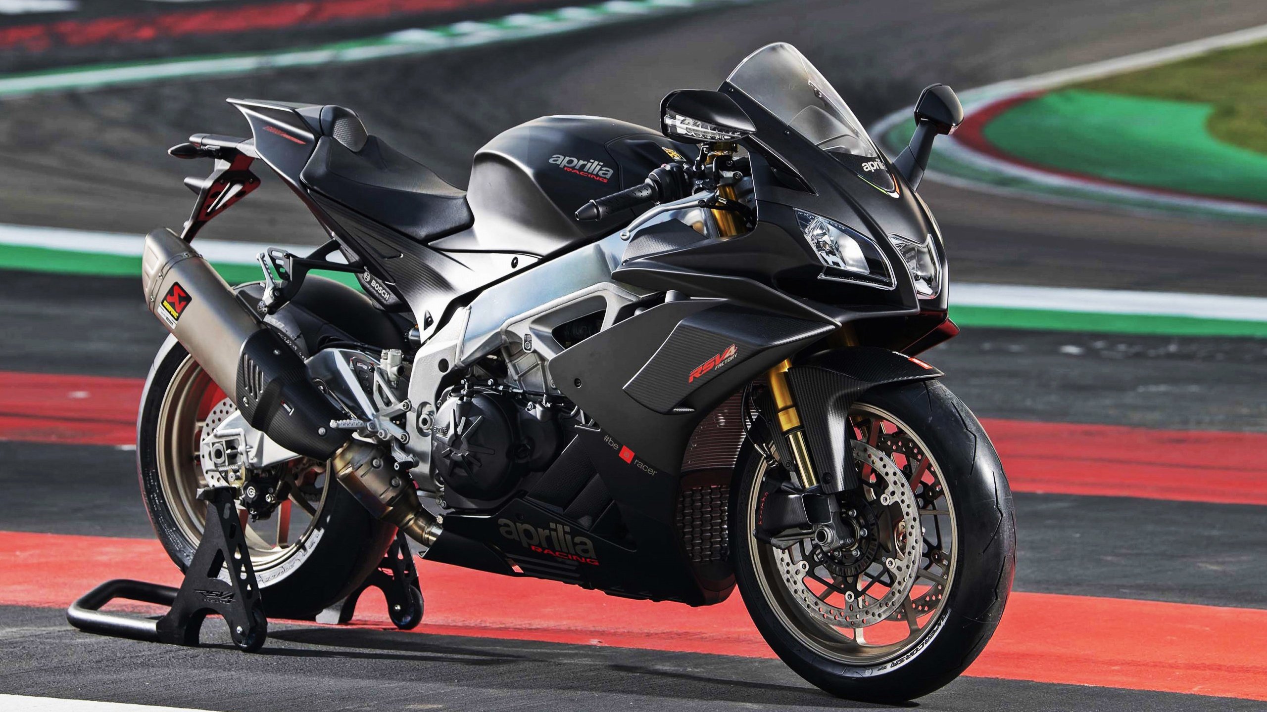 观众热情:现场气氛爆棚,掌声不断!,现场观众的热情