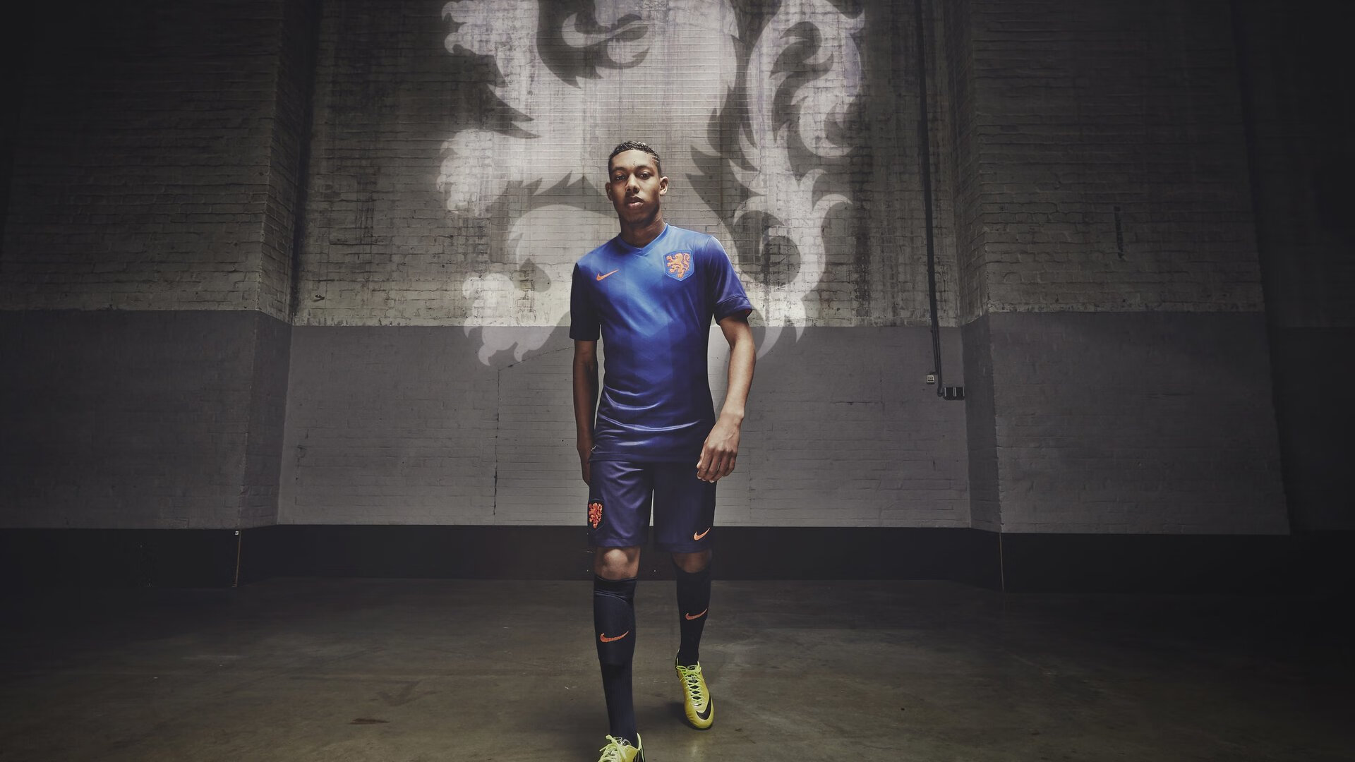 年轻边后卫是否应优先培养传中质量,当今足坛年轻右后卫